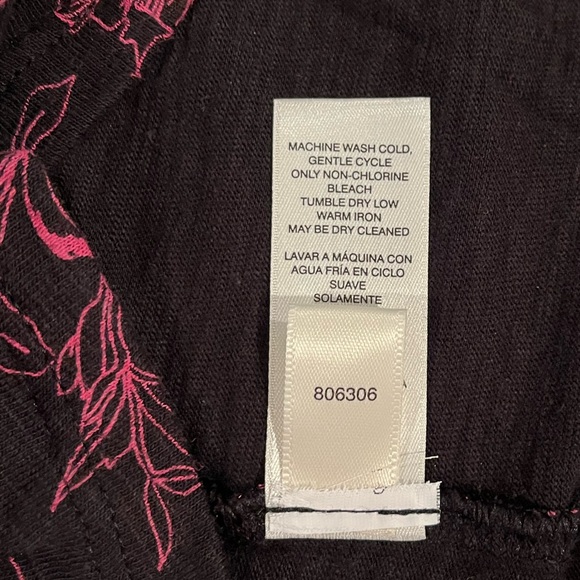 🆕 WHBM Double V-Neck Tank
Sketchy Poppy Dolce Black w/Pink flower print Size M - Picture 7 of 15